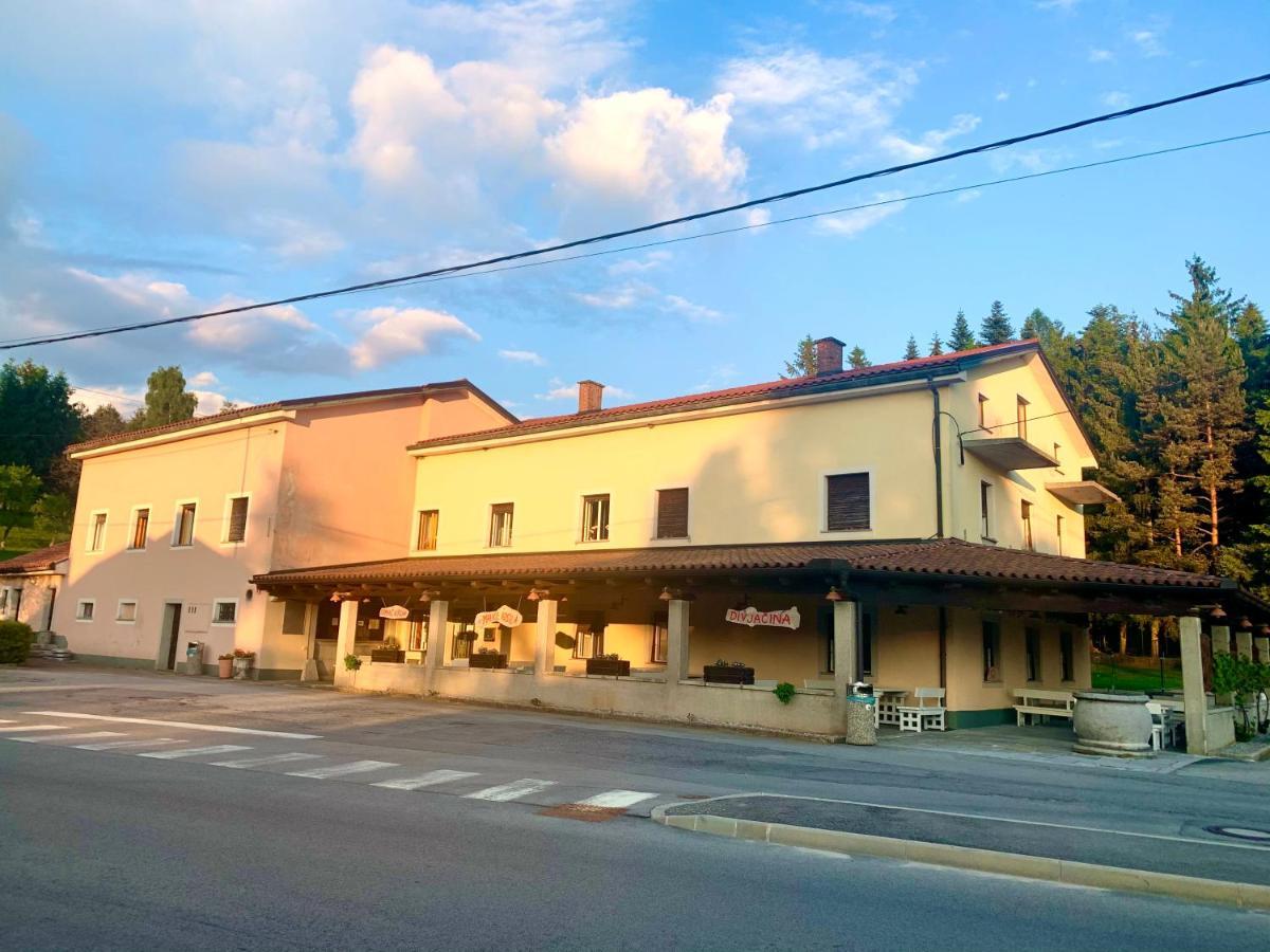 Gostisce Stari Grad Hotell Senozece Exteriör bild